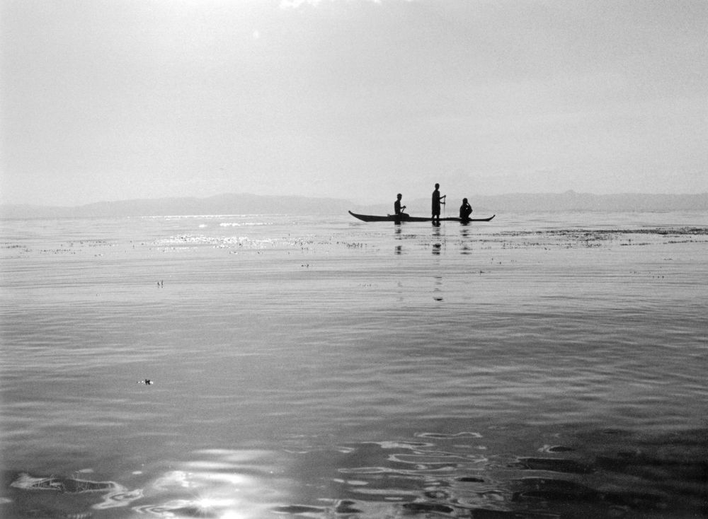 07_men_boat